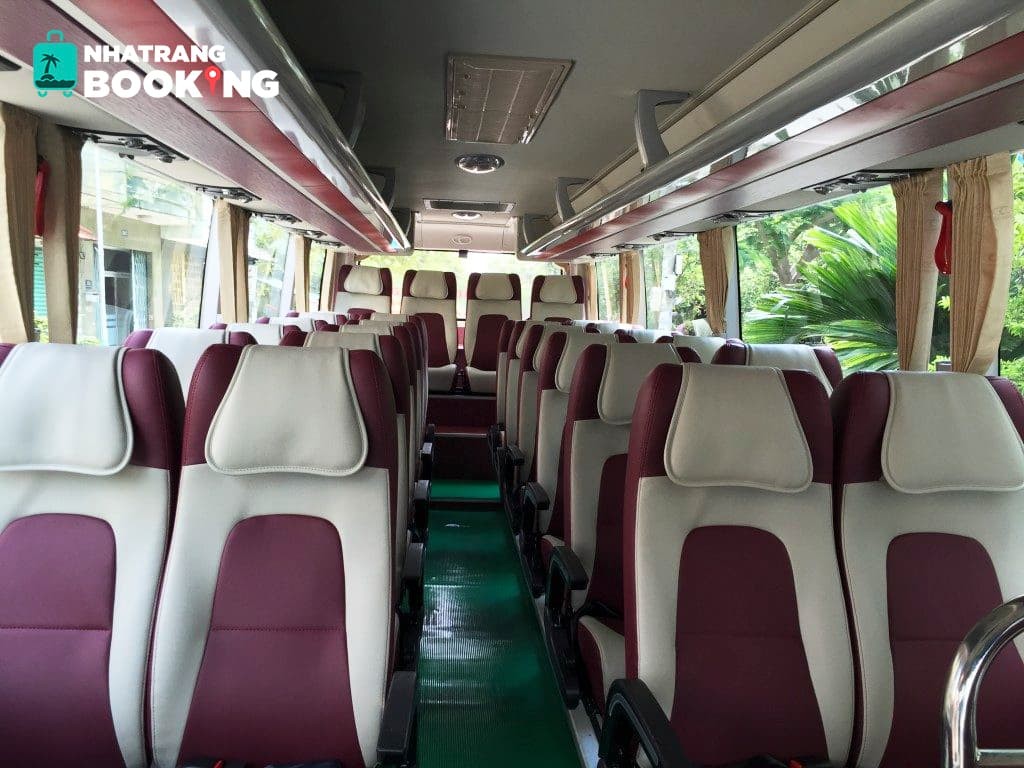 Toàn cảnh xe 35 chỗ đời mới sẵn sàng phục vụ các tour du lịch tại Nha Trang