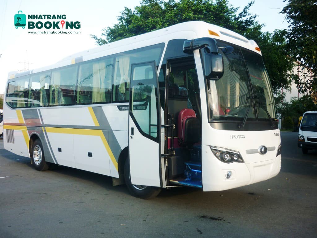 Mẫu xe du lịch 35 chỗ hiện đại tại Nha Trang