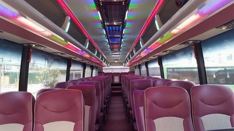 Hình ảnh tổng thể xe du lịch 45 chỗ đời mới sẵn sàng phục vụ tại Nha Trang