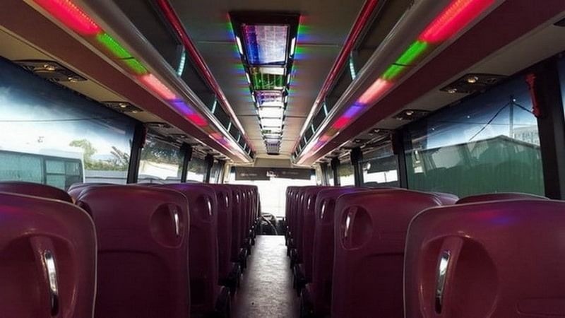 Nội thất sang trọng, ghế ngồi bọc da cao cấp bên trong xe 45 chỗ tại Nha Trang