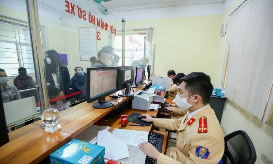 Tiến hành giao xe và nộp thêm giấy tờ theo yêu cầu của cơ quan chức năng