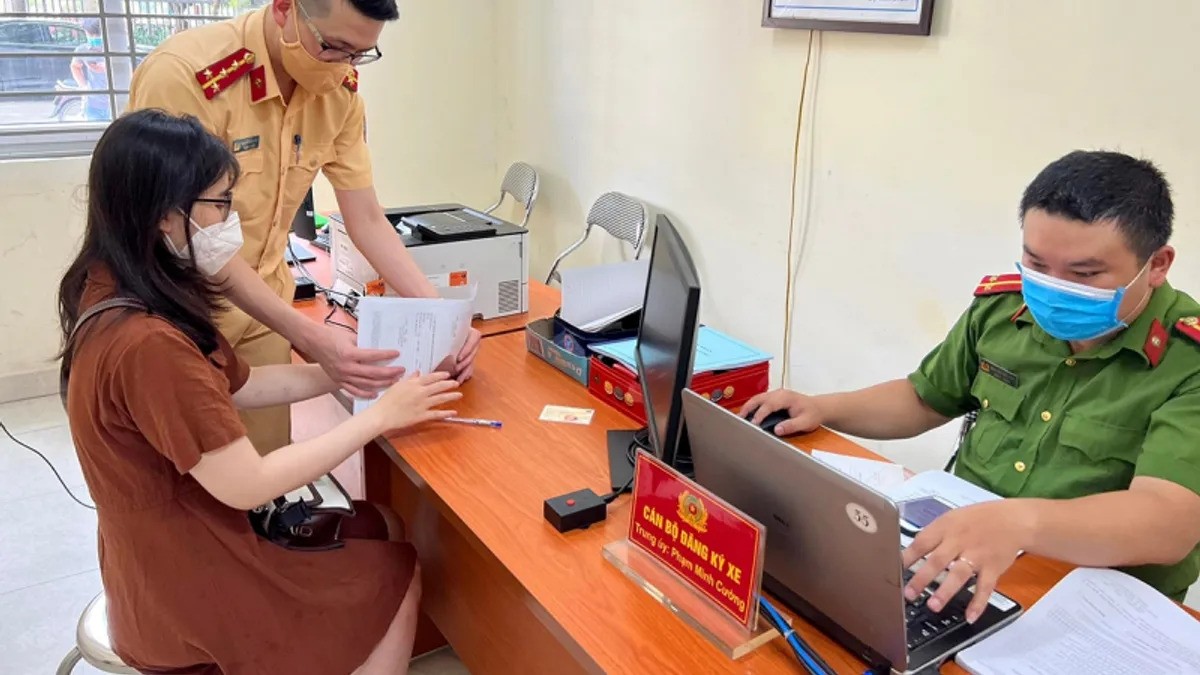 Chủ xe được hướng dẫn viết Giấy khai đăng ký xe và bấm chọn biển số
