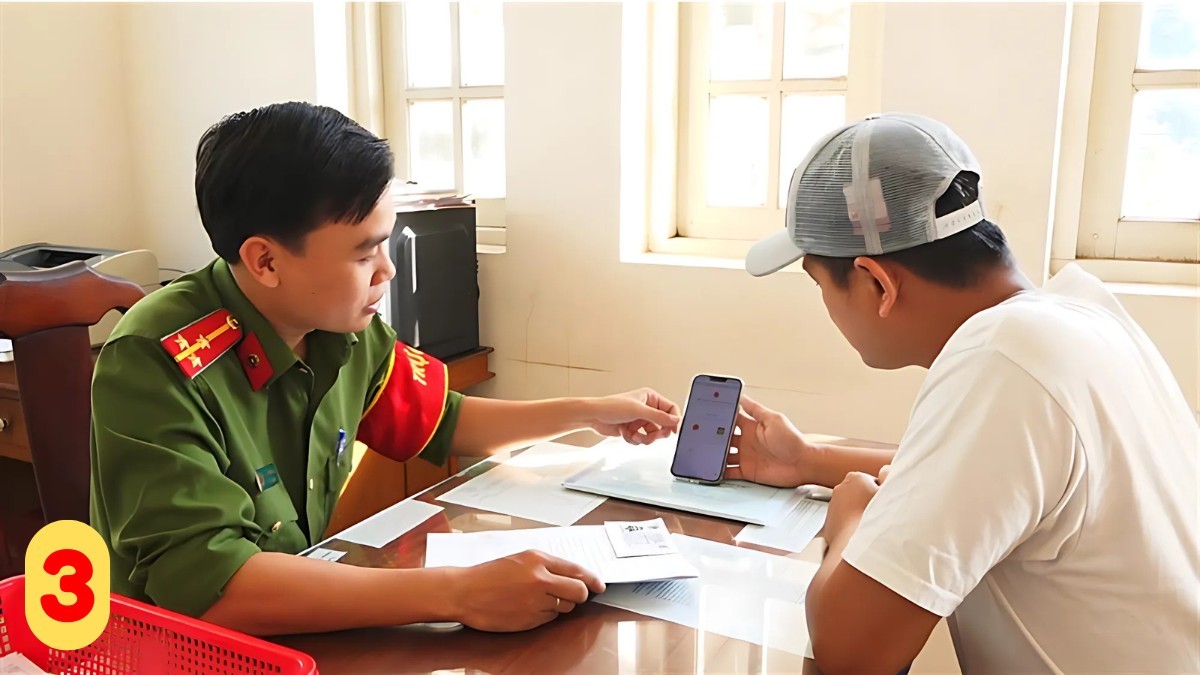 Bước 3: Cán bộ tiếp nhận hồ sơ đăng ký xe ô tô tại Sóc Trăng