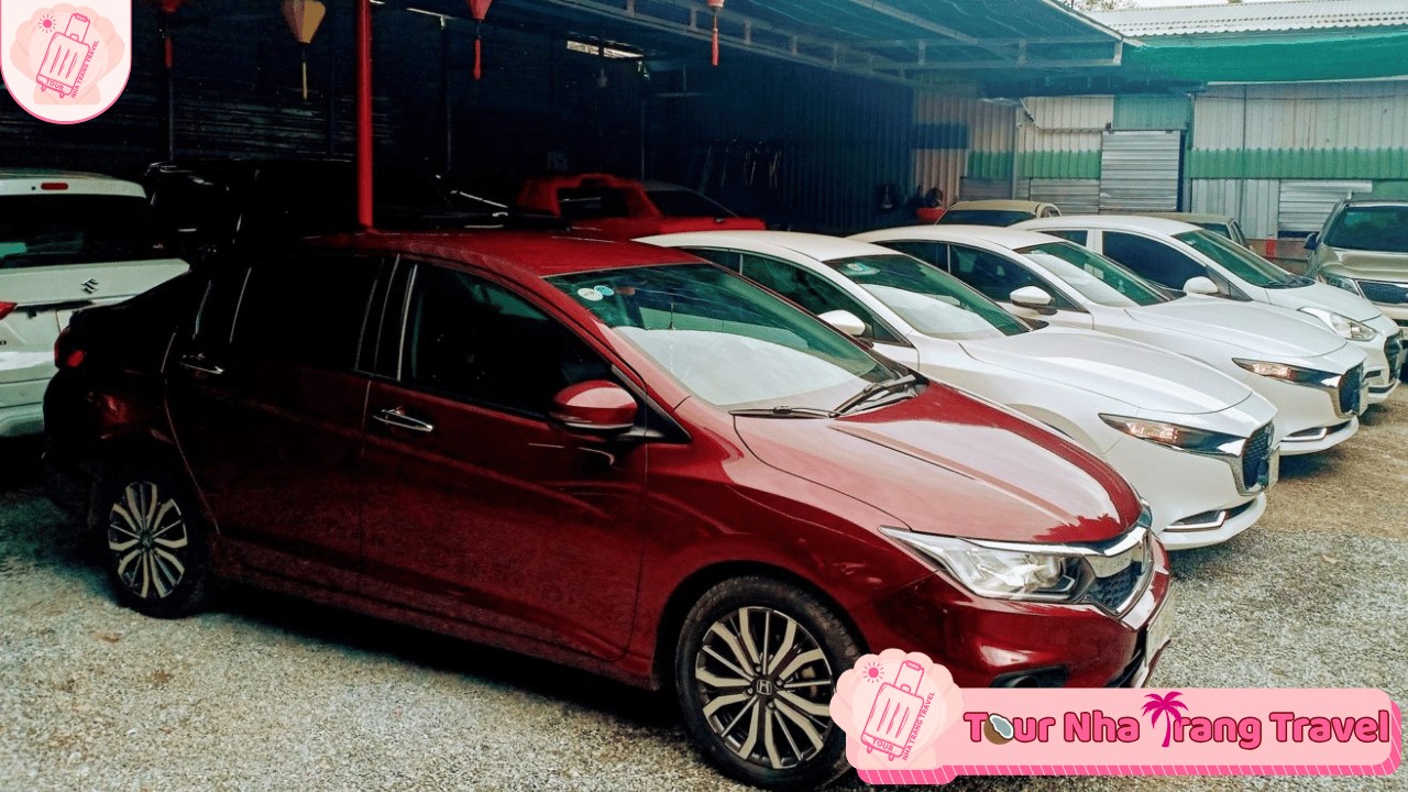 Gia đình nhỏ trải nghiệm dịch vụ thuê xe 4 chỗ riêng tư tại Nha Trang