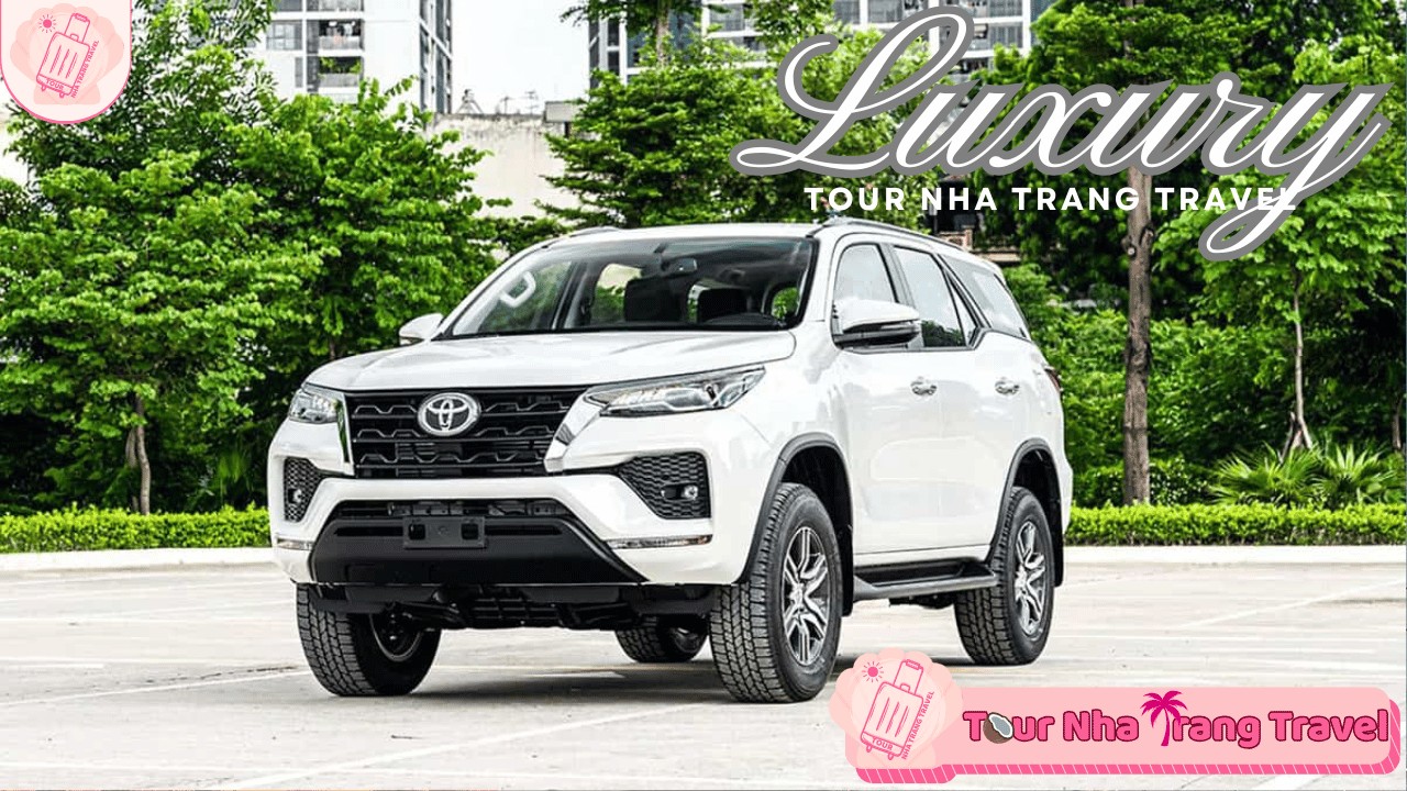 Một hành khách đang trò chuyện với tài xế xe 7 chỗ, thể hiện sự tương tác và dịch vụ khách hàng tốt