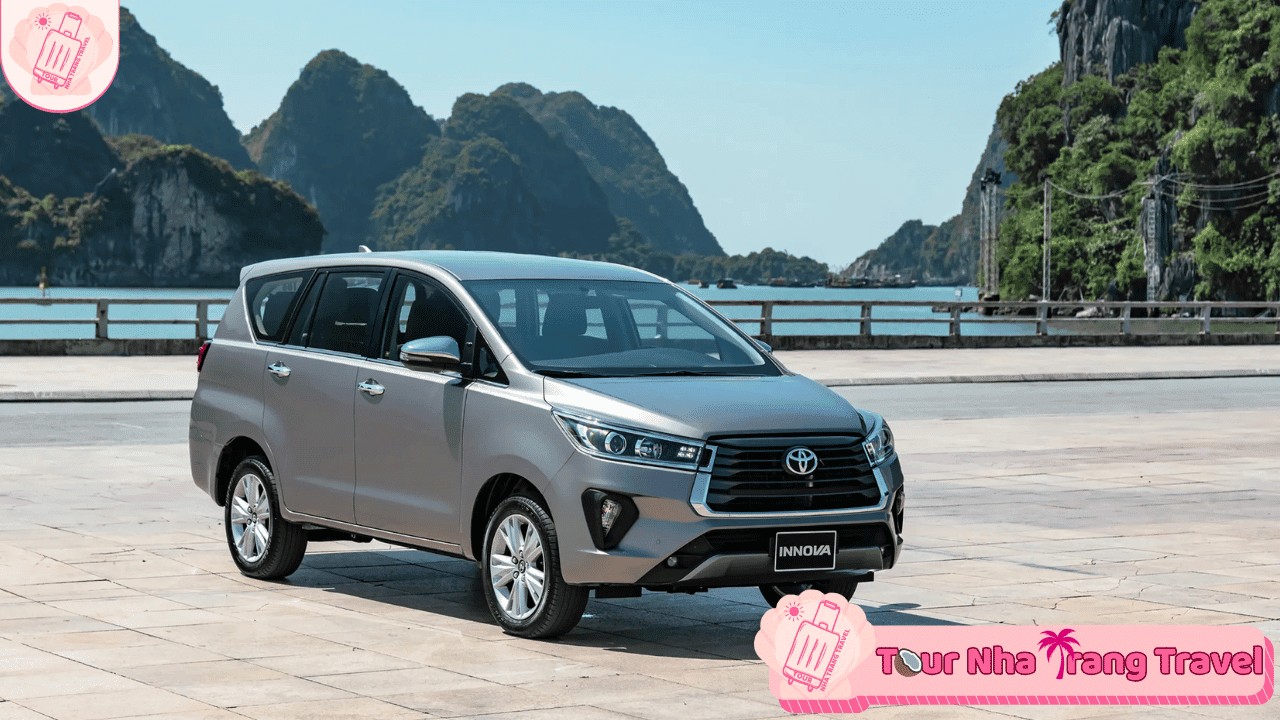 Xe 7 chỗ hiện đại đậu sẵn sàng, biểu tượng cho dịch vụ thuê xe du lịch đáng tin cậy ở Nha Trang