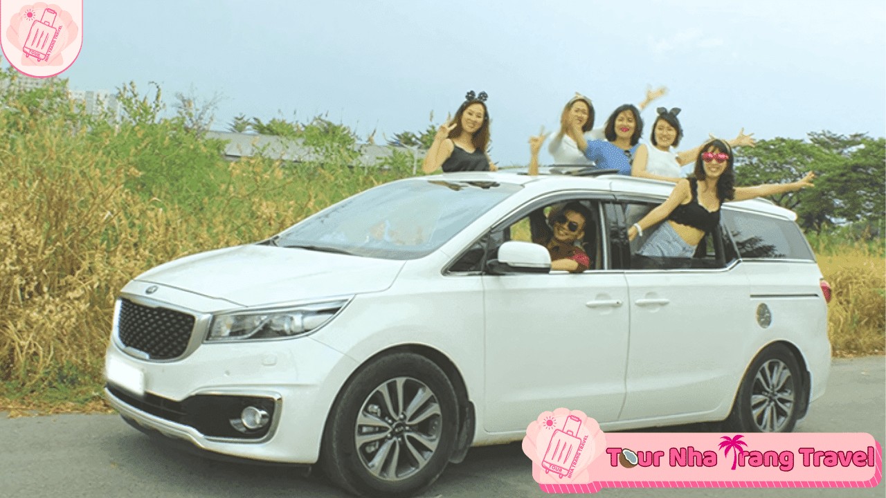 Tài xế chuyên nghiệp đang mỉm cười chào đón khách, thể hiện sự thân thiện và tin cậy trong dịch vụ thuê xe tại Nha Trang