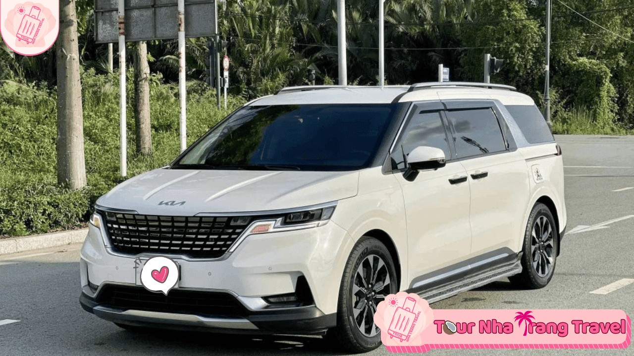 Xe 7 chỗ màu trắng sạch sẽ, sẵn sàng cho chuyến đi tại Nha Trang, với biểu ngữ về giá cả minh bạch