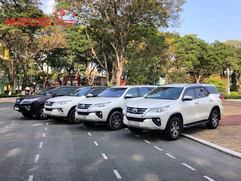 Hình ảnh xe 7 chỗ đang di chuyển trên đường phố Nha Trang