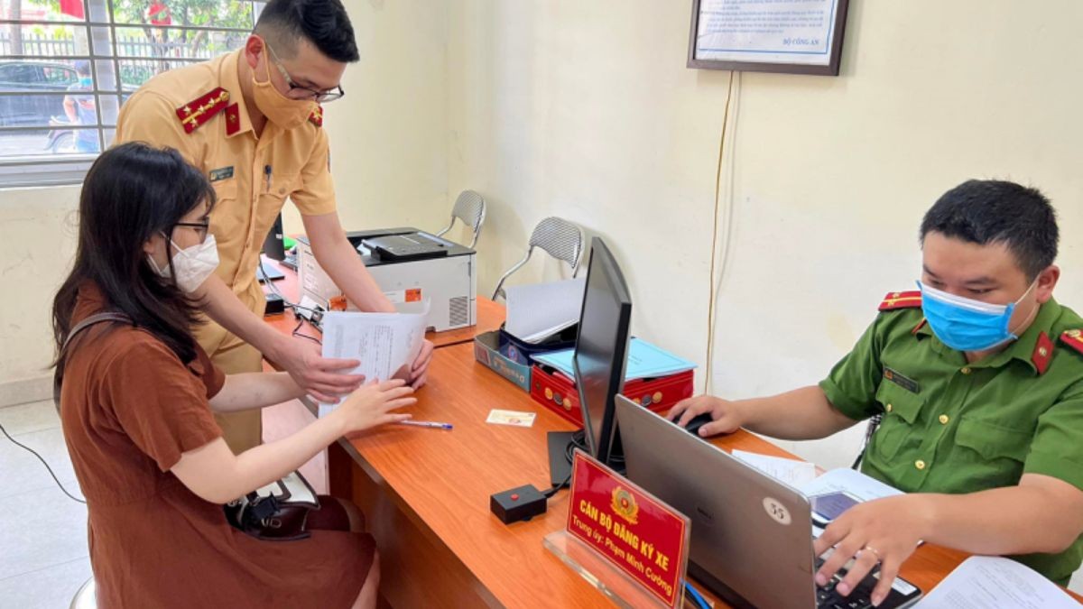 Chủ xe chuẩn bị các giấy tờ cá nhân và giấy tờ xe đầy đủ trước khi đăng ký