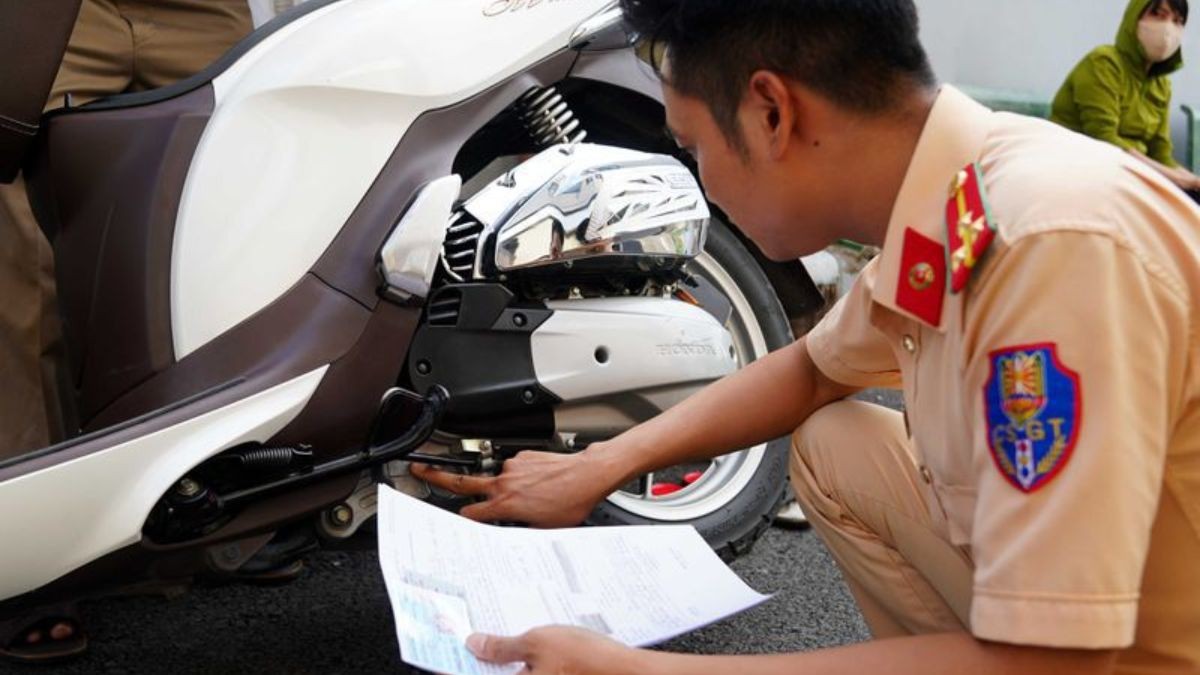 Nộp hồ sơ đã chuẩn bị tại Phòng Cảnh sát Giao thông hoặc điểm đăng ký xe địa phương