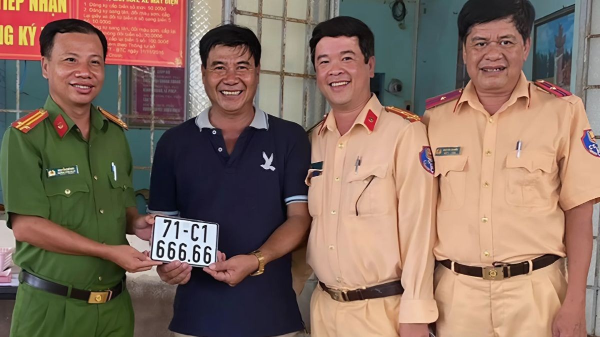 Kiểm tra xe, bấm biển số và nhận giấy hẹn đăng ký xe