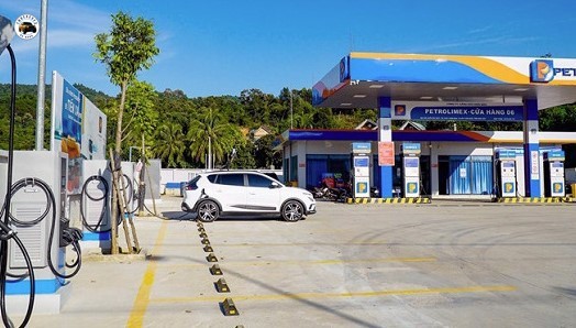Hình ảnh một chiếc ô tô điện màu xanh đang di chuyển trên đường ở Khánh Hòa