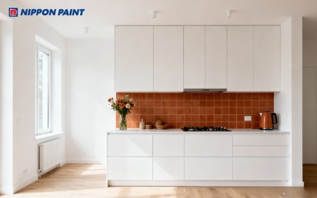 Tủ bếp và tường màu trắng ngà, kết hợp với màu đỏ terracotta của gạch ốp tường