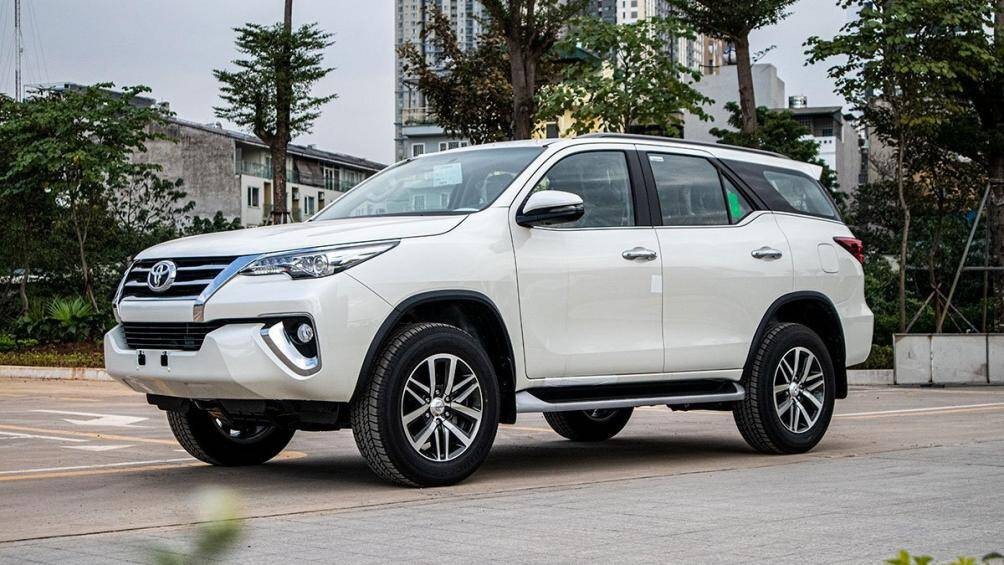 Xe màu trắng thuộc mệnh Kim tương sinh với mệnh Thủy